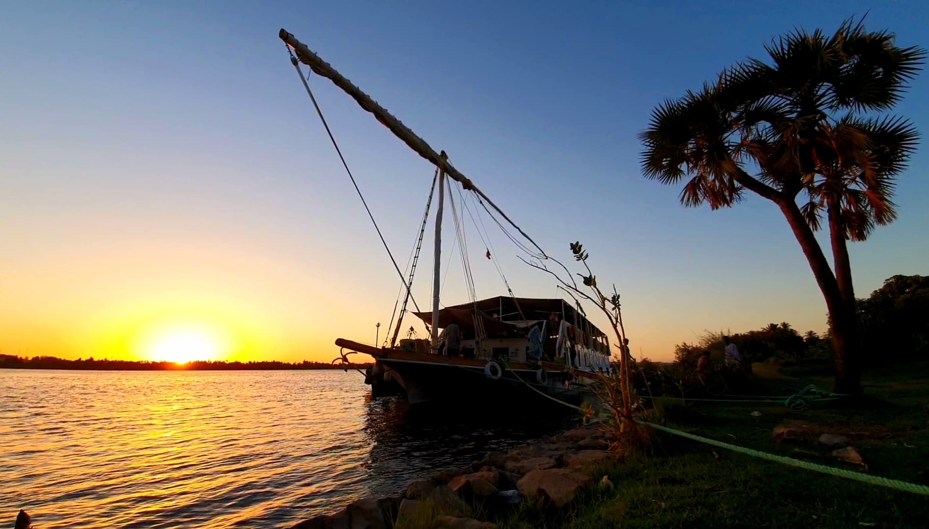 Dahabiya sur le Nil au coucher de soleil depuis Louxor