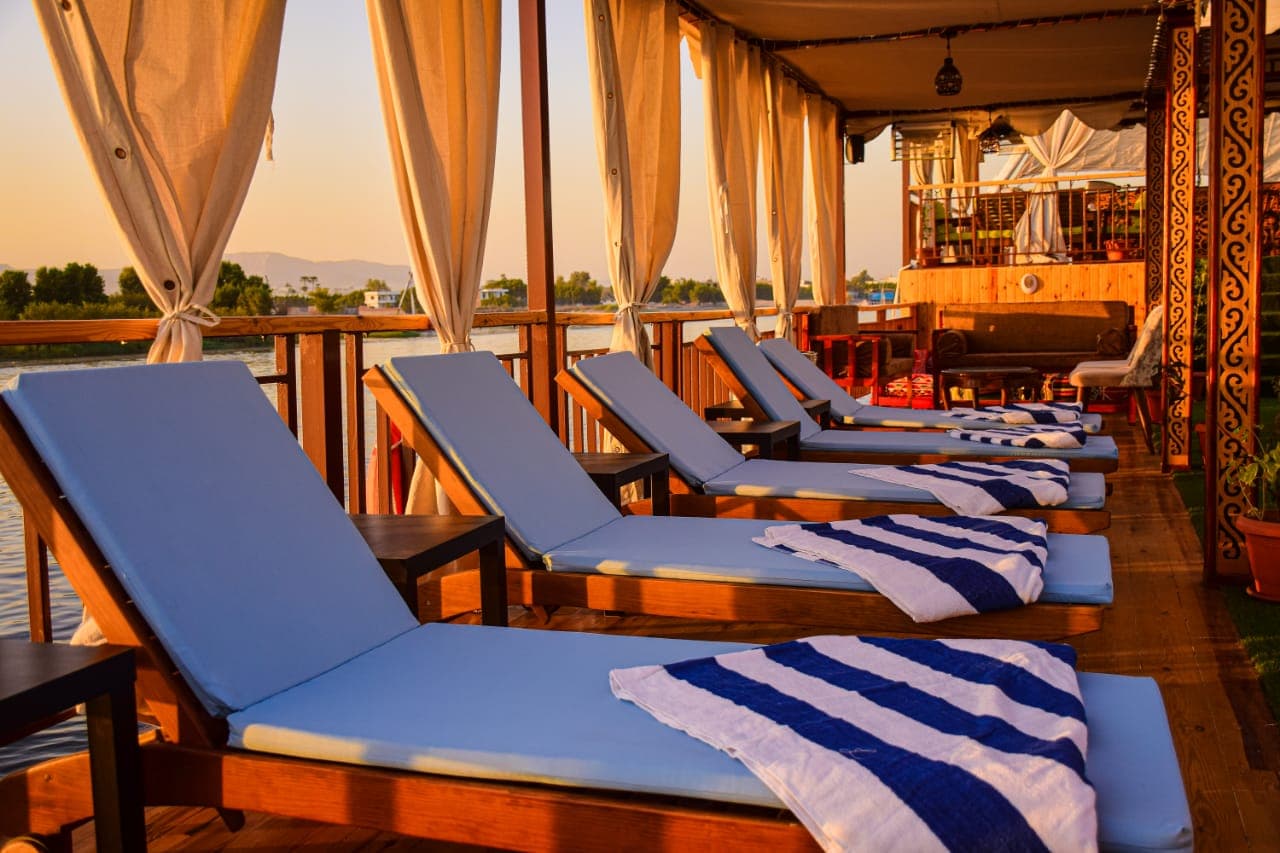 Salon intérieur de la dahabiya sur le Nil