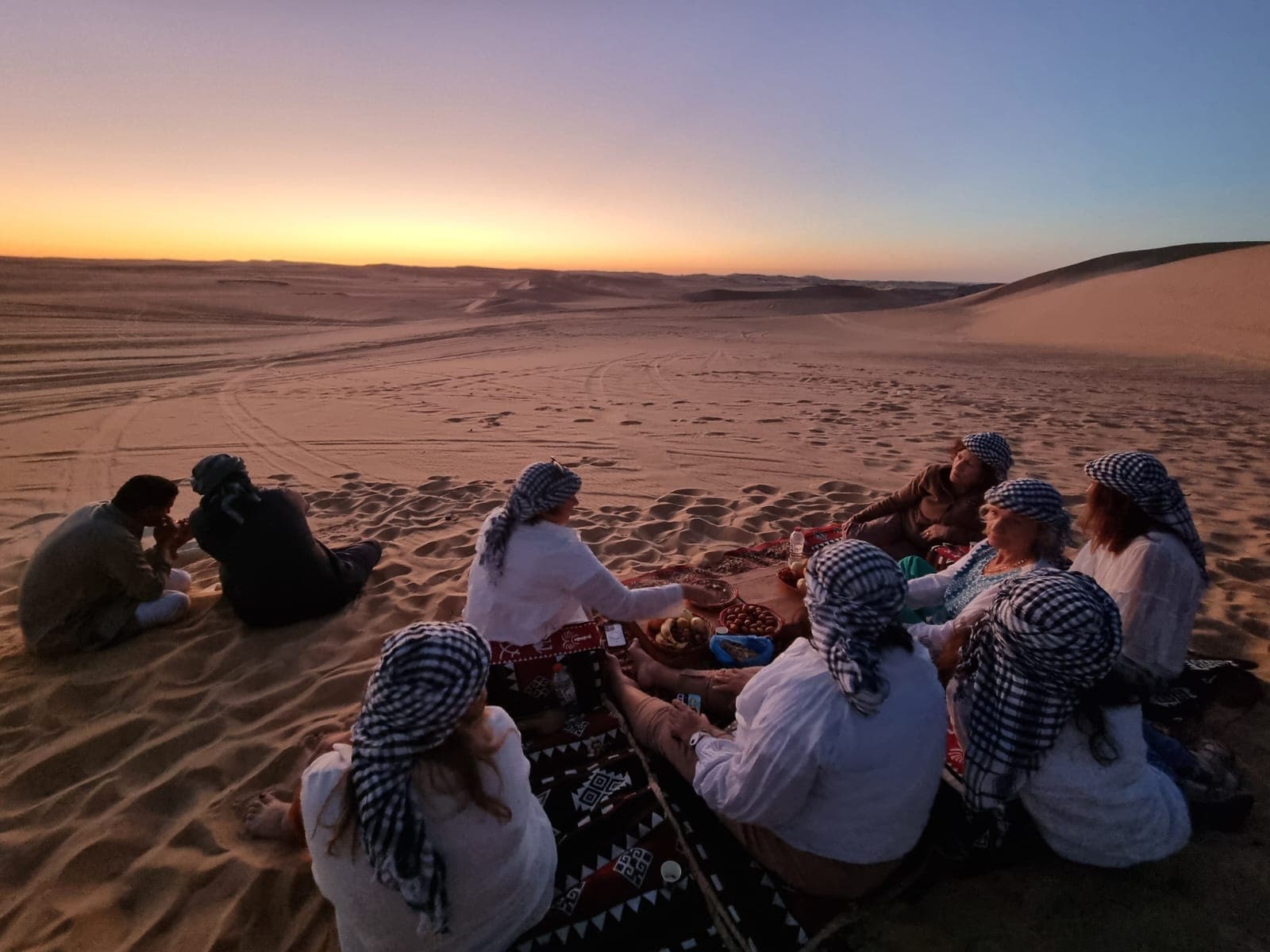 Voyageuse au coucher de soleil sur les ruines de Shali, Siwa, Escapades Sérénité